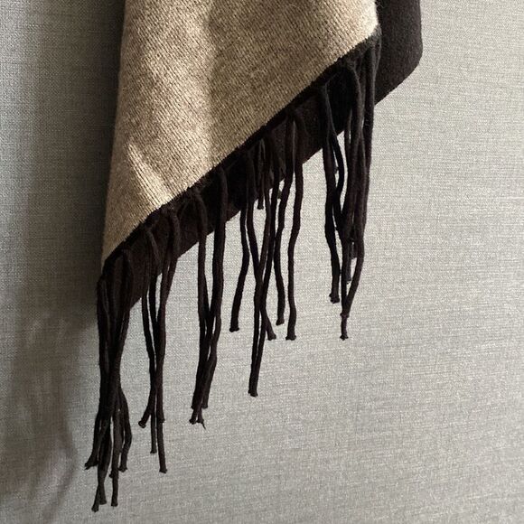 GORGEOUS fringe thick sweater/shawl - Picture 4 of 4